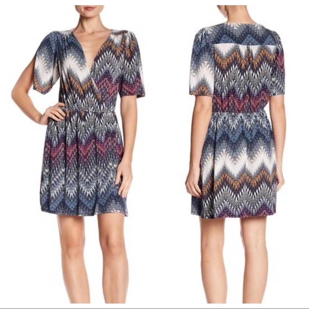 ⭐️ BCBGeneration Printed Surplice Short Sleeve Dress